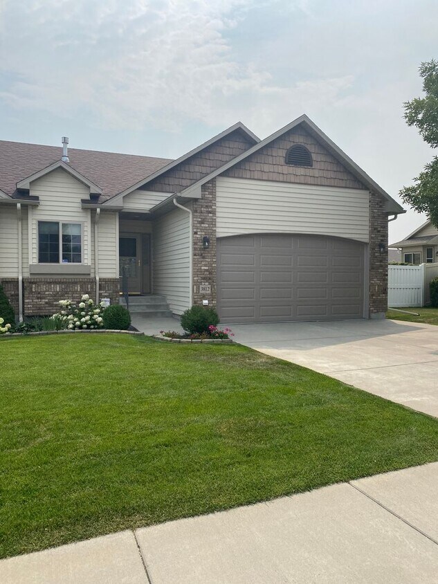 Primary Photo - Beautiful 3 bed 2 bath condo on the west end!