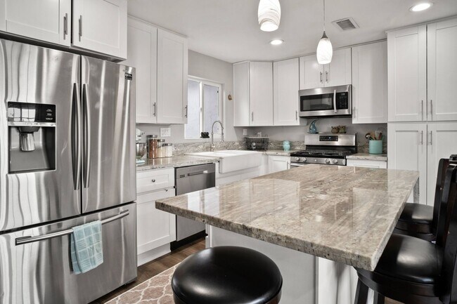 Foto del edificio - 4 Bed | 2.5 Bath Home in Spring Valley with Detached Office Suite!