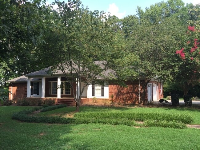 Building Photo - Amazing 4 Bedroom, 3 Bath Home With 2 Kitc...