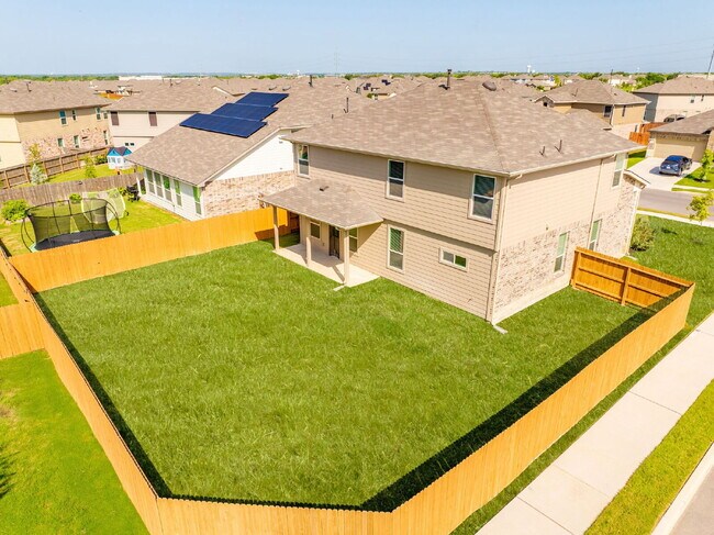Foto del edificio - Spacious 5-Bedroom Rental on Oversized Cor...