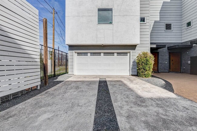 Building Photo - 4115 Chartres St