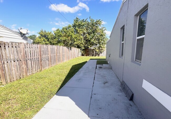 Foto del edificio - 1730 SW 64th Ave