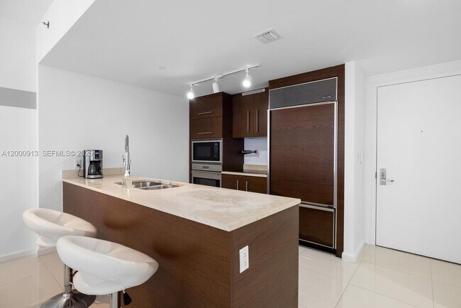 Building Photo - 475 Brickell Ave