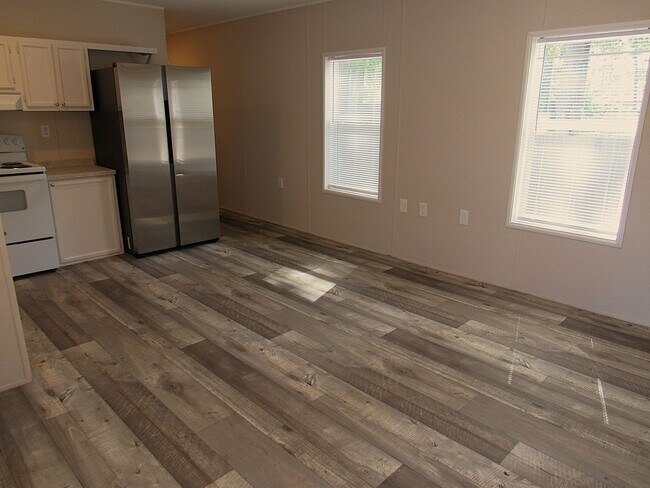 Building Photo - Conveniently Located Northeast Houston Are...