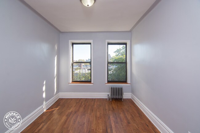 Building Photo - 572 Maple St