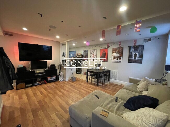 Building Photo - 721 Parker St