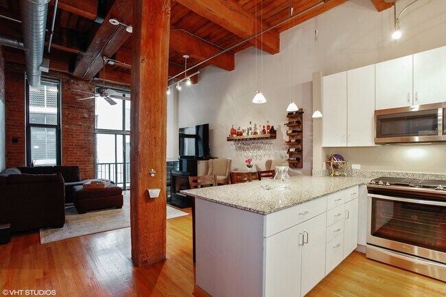 Foto del edificio - 300 W Grand Ave