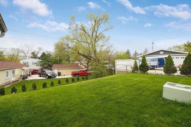 Building Photo - 121 Elm Ln