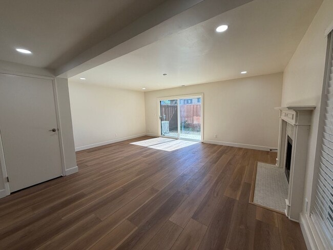 Building Photo - Newly Updated 3 Bedroom 2 Bath!