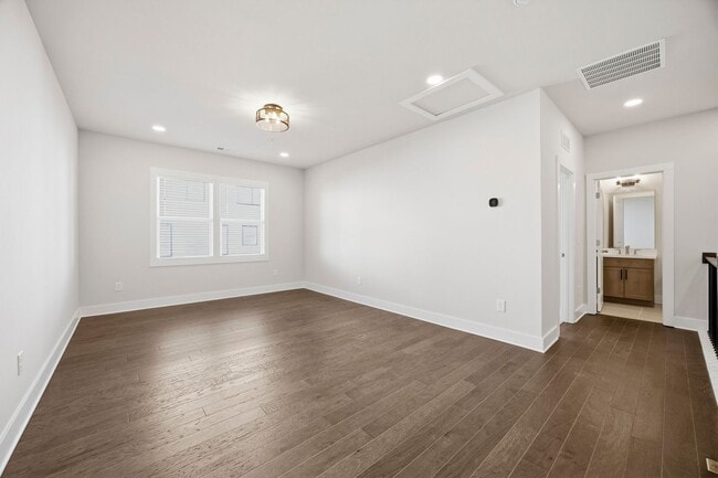 Building Photo - Westshore Living, Simply Done Right