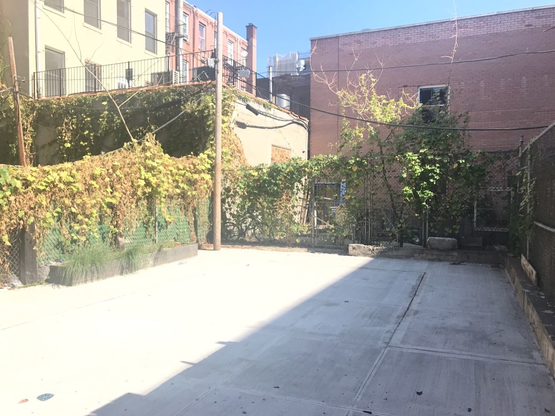 Primary Photo - 226 Manhattan Ave