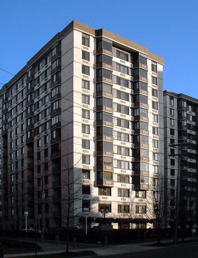 Vista desde el otro lado noroeste de Prospect Avenue - World Plaza North