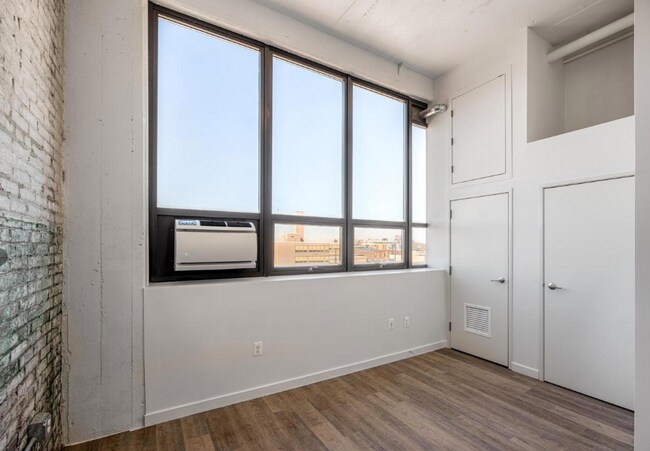 Foto del edificio - Brush Factory Lofts (LO)