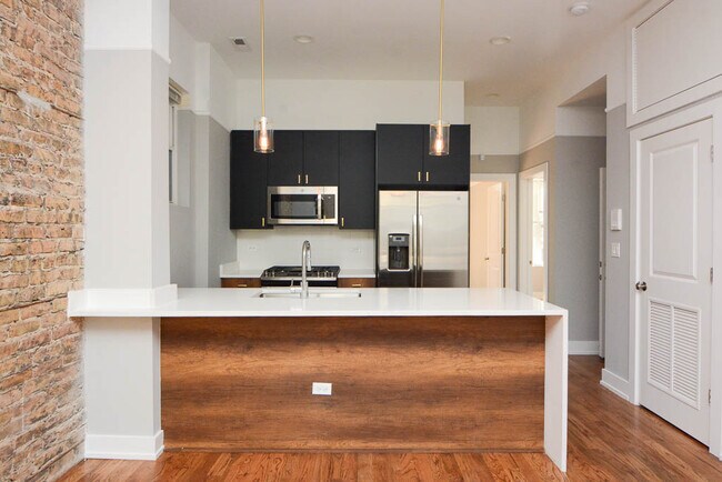 Building Photo - 1836 W Augusta Blvd