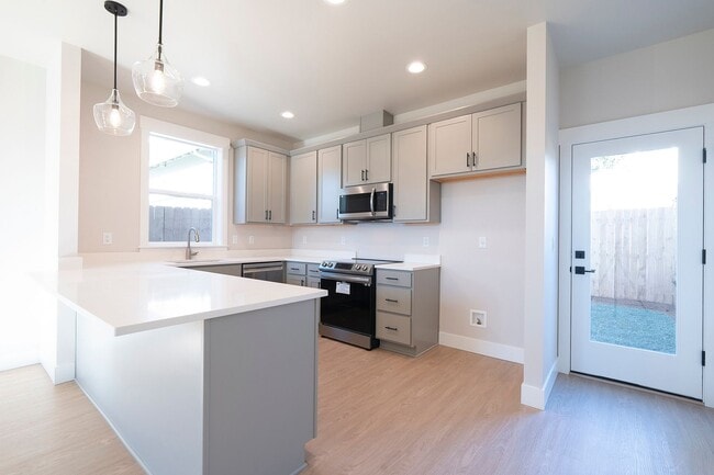 Building Photo - Beautiful 3 bed, 1.5 Bath SE Portland Rental Home!