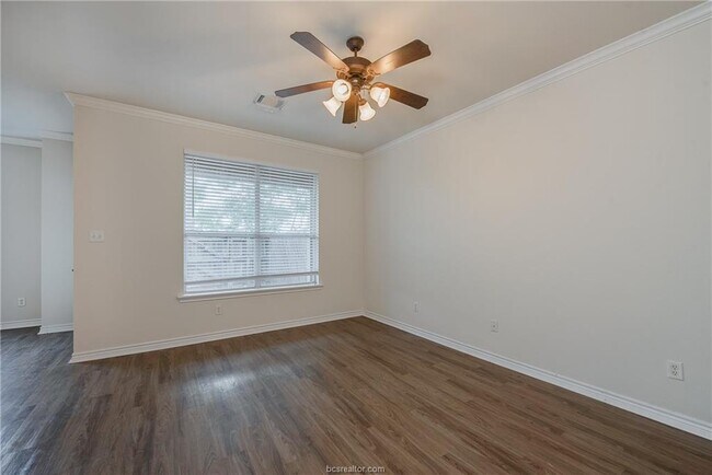 Building Photo - 1425 W Villa Maria Rd