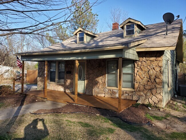 Building Photo - 1306 N Rockwall Ave