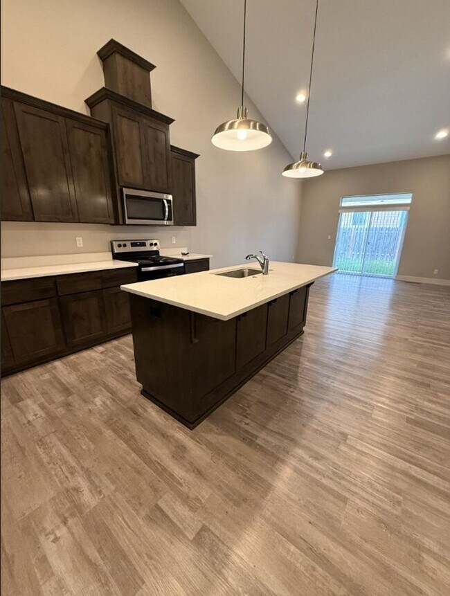 Foto del edificio - 3 Bed 2 Bath - Sublimity Duplex