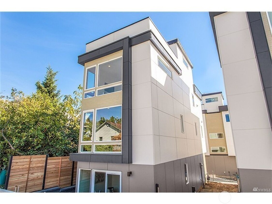 Foto principal - Newer Ballard 3 Bedroom Townhome - Attache...