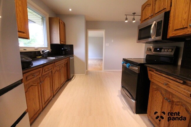 Building Photo - 414 Pineview Bay