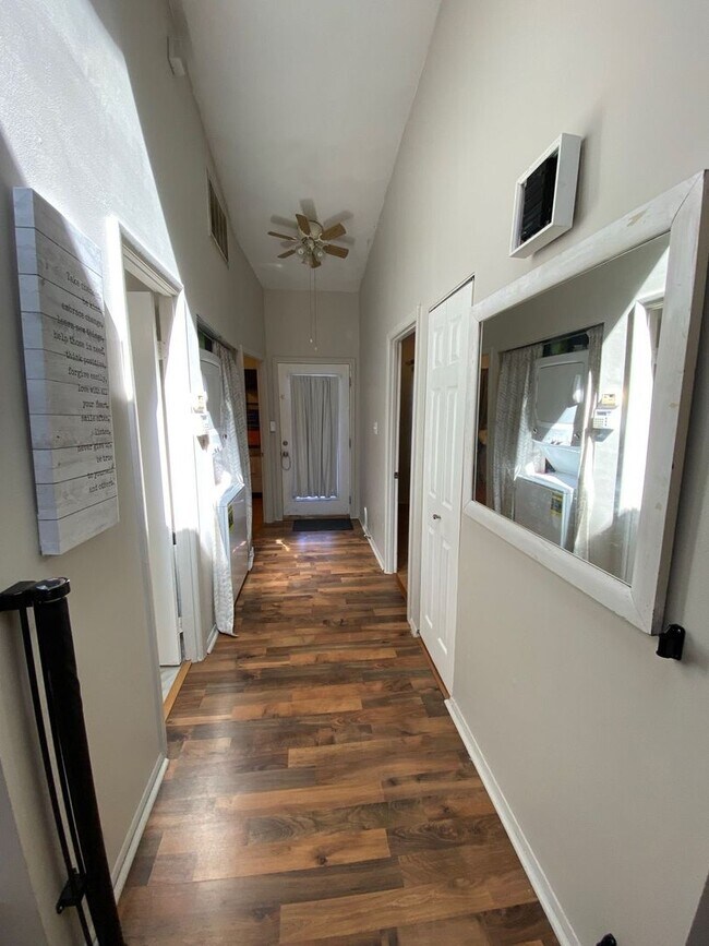 Foto del edificio - Spacious 3-Bedroom Townhome "Ask about our...