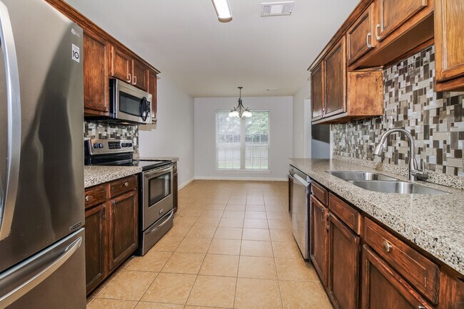 Foto del edificio - 3-Bedroom Brick Home in Meadow Creek