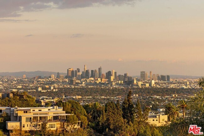 Foto del edificio - 9405 Sierra Mar Pl