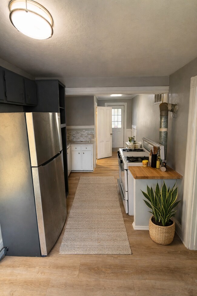 Building Photo - 24 Dyson St