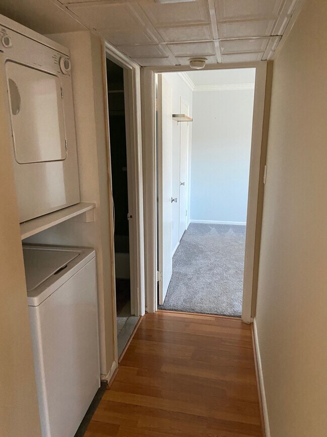 Hall/Washer& Dryer - 3342 S 28th St