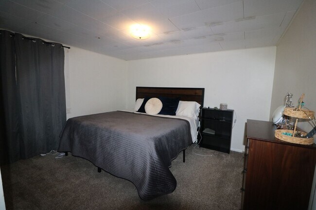 Foto del edificio - Amazing 4 bedroom 2 bathroom home located ...