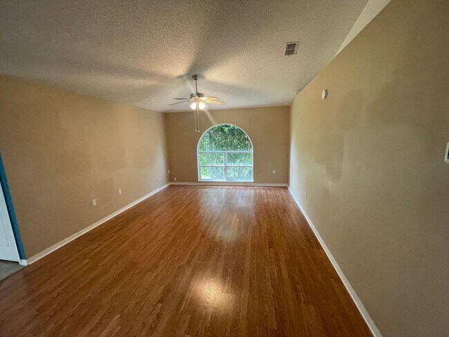 Foto del edificio - Coming Soon! Spacious 4 Bedroom, 2 bath home