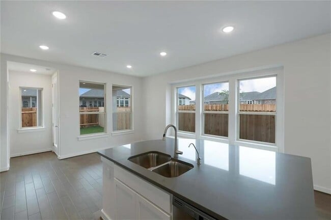 Building Photo - 205 Rosebush Dr