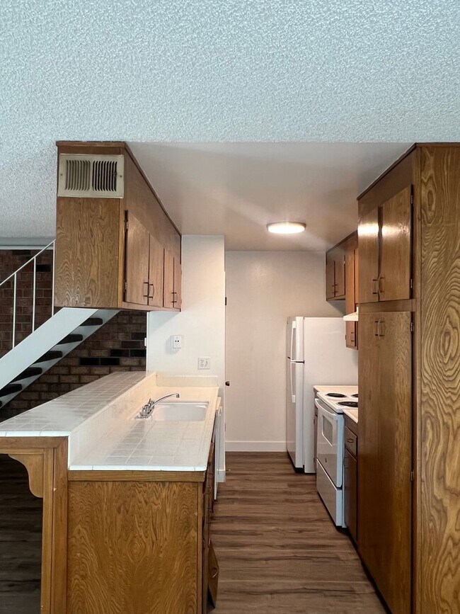 Foto del edificio - UPDATED 2 BEDROOM CONDO w/ 1 CAR GARAGE!!