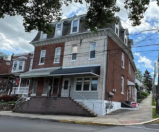 Frente de la casa - 400 S Main St