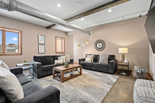 Foto del edificio - 301 E Walnut St