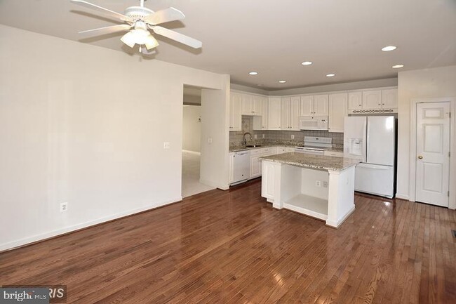 Building Photo - 9062 Tanyard Ln