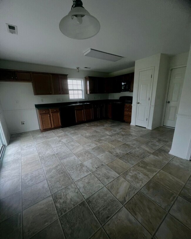 Foto del edificio - 3 bedroom Greensboro Rental with Attached Garage