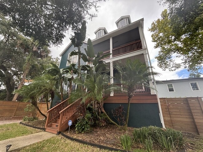 Building Photo - 827 Meridale Ave