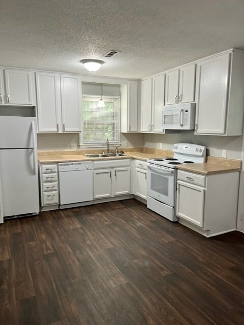 Building Photo - 105 E Circle Dr