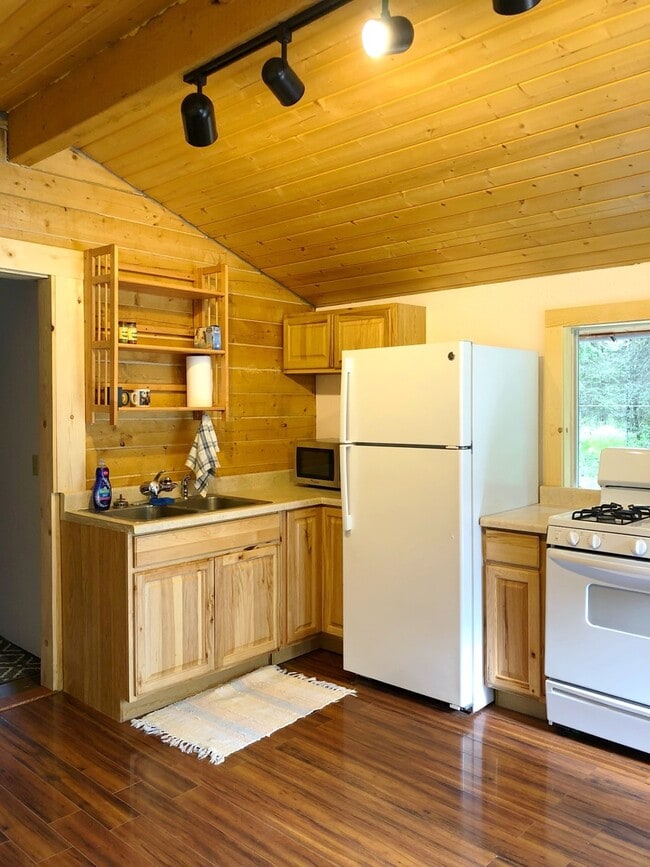 Building Photo - CHARMING CABIN