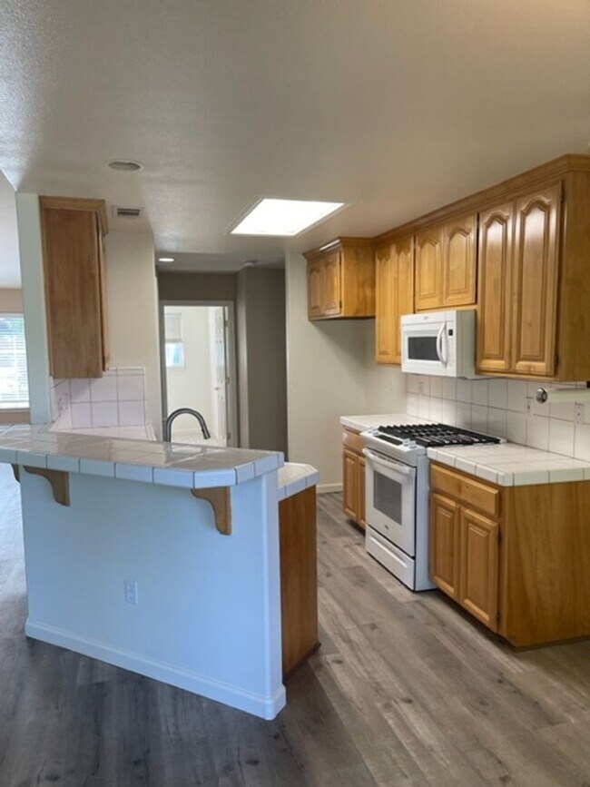 Building Photo - Home on Palo Cedro Golf Course!