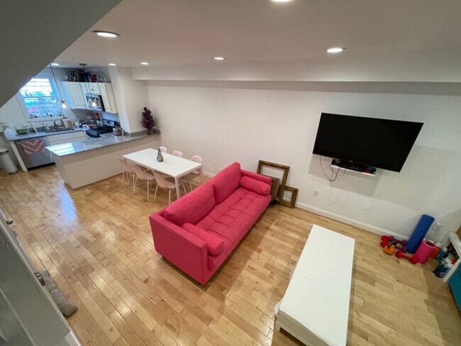Building Photo - Stylishly Renovated 3 bedroom, 2.5 bath wi...