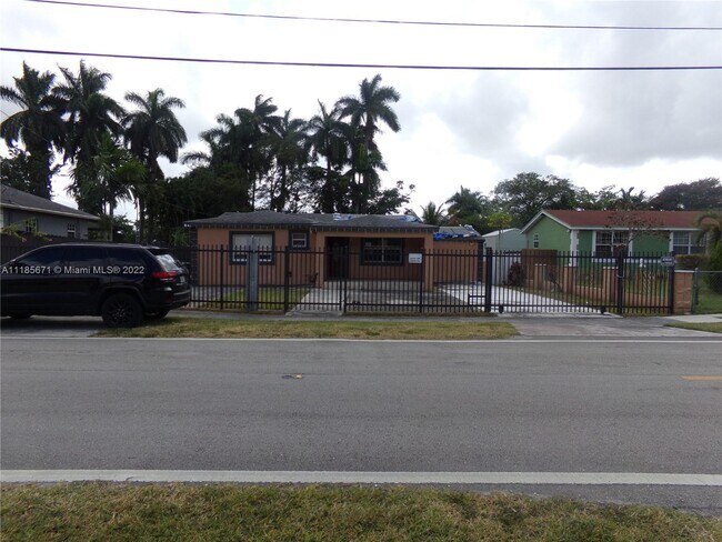 Foto del edificio - 9748 Little River Dr