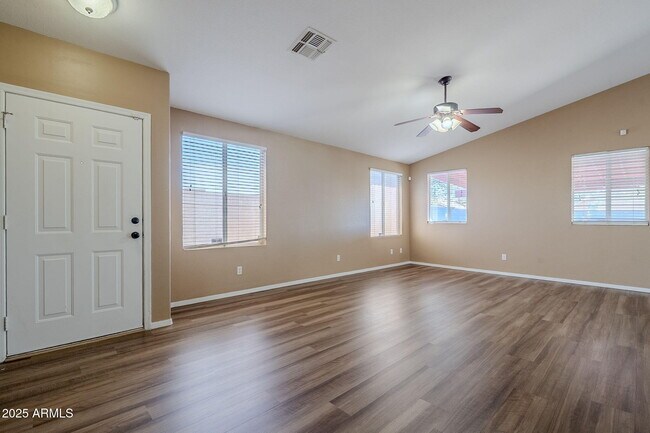 Foto del edificio - 2117 W Renaissance Ave