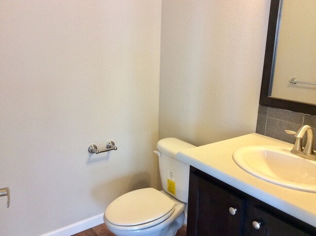 Building Photo - Lovely 3 bedroom, 2.5 bath Town home