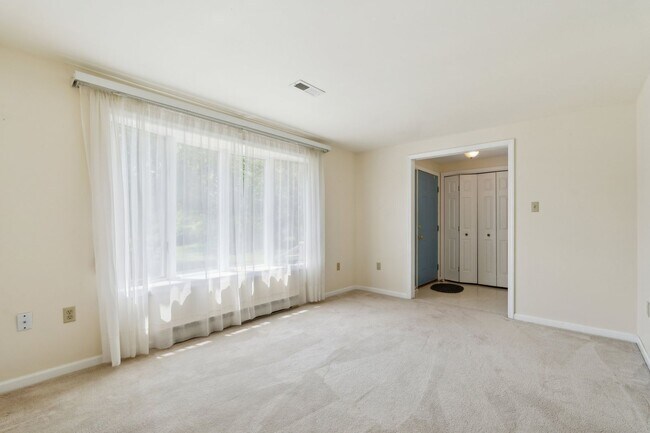 Foto del edificio - Charming One-Level Home Nestled Among Matu...