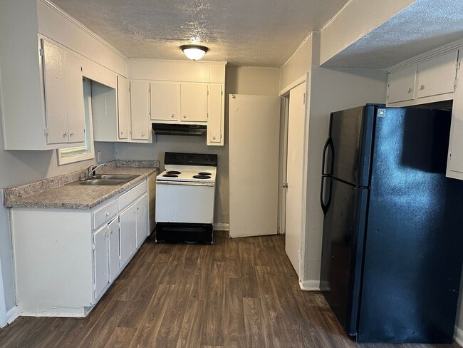 Building Photo - 4053 Log Cabin Dr