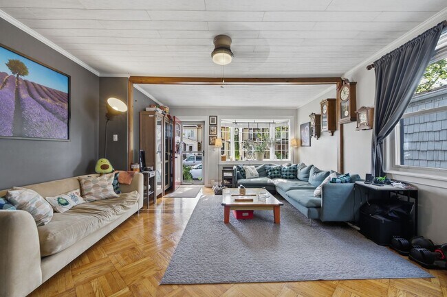 Foto del edificio - Fully Furnished Family Home in Glendale, NY