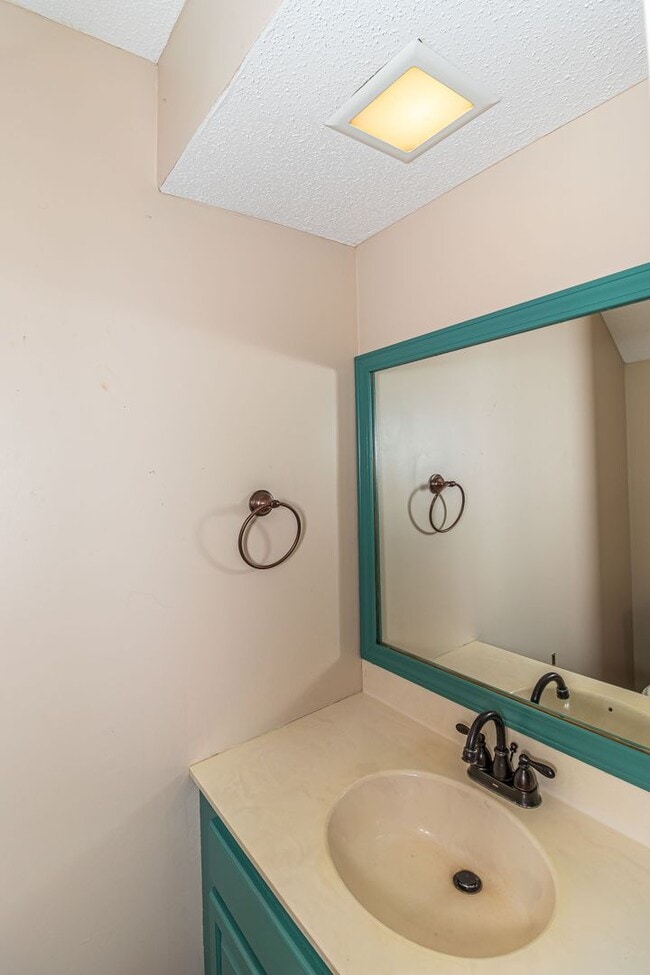 Foto del edificio - 2 BR, 2.5 BA Townhouse close to SJAFB! Newly renovated!