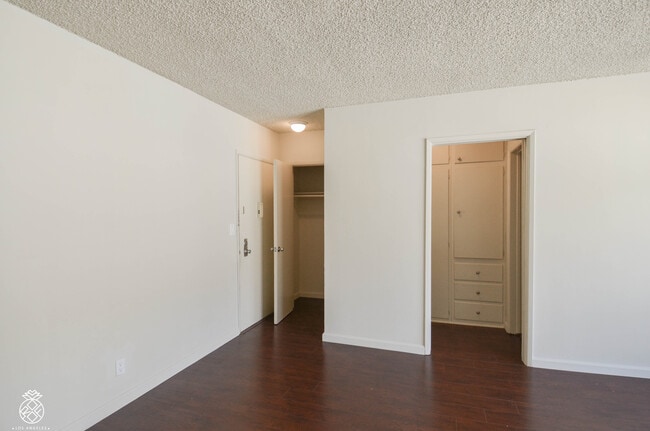 Building Photo - 444 S Manhattan Pl